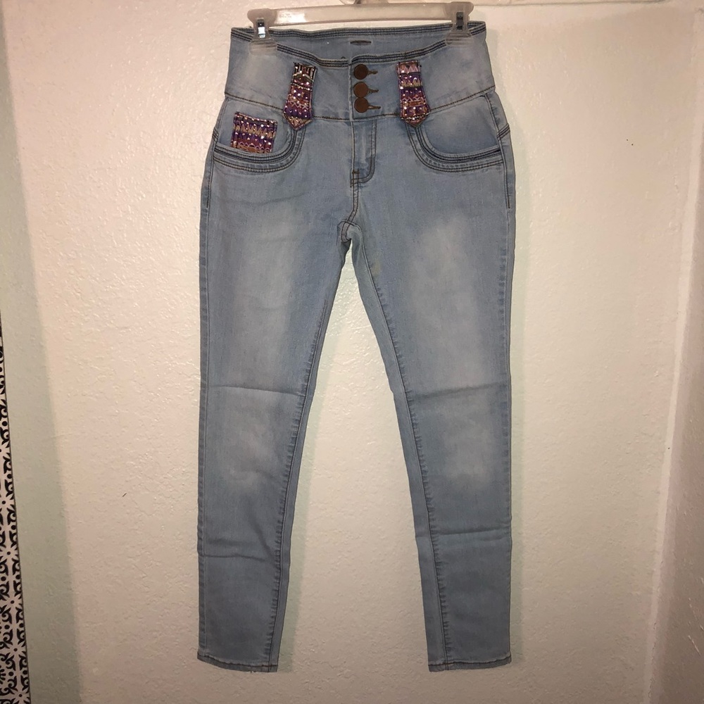 Women's light washed jeans with pink detail